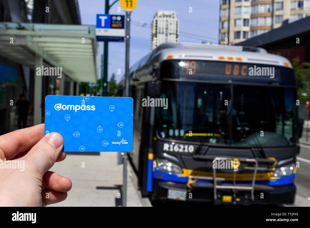 Burnaby, BC, Canada - 1 giugno 2019 - La mano che regge un Translink Compass Card Foto Stock