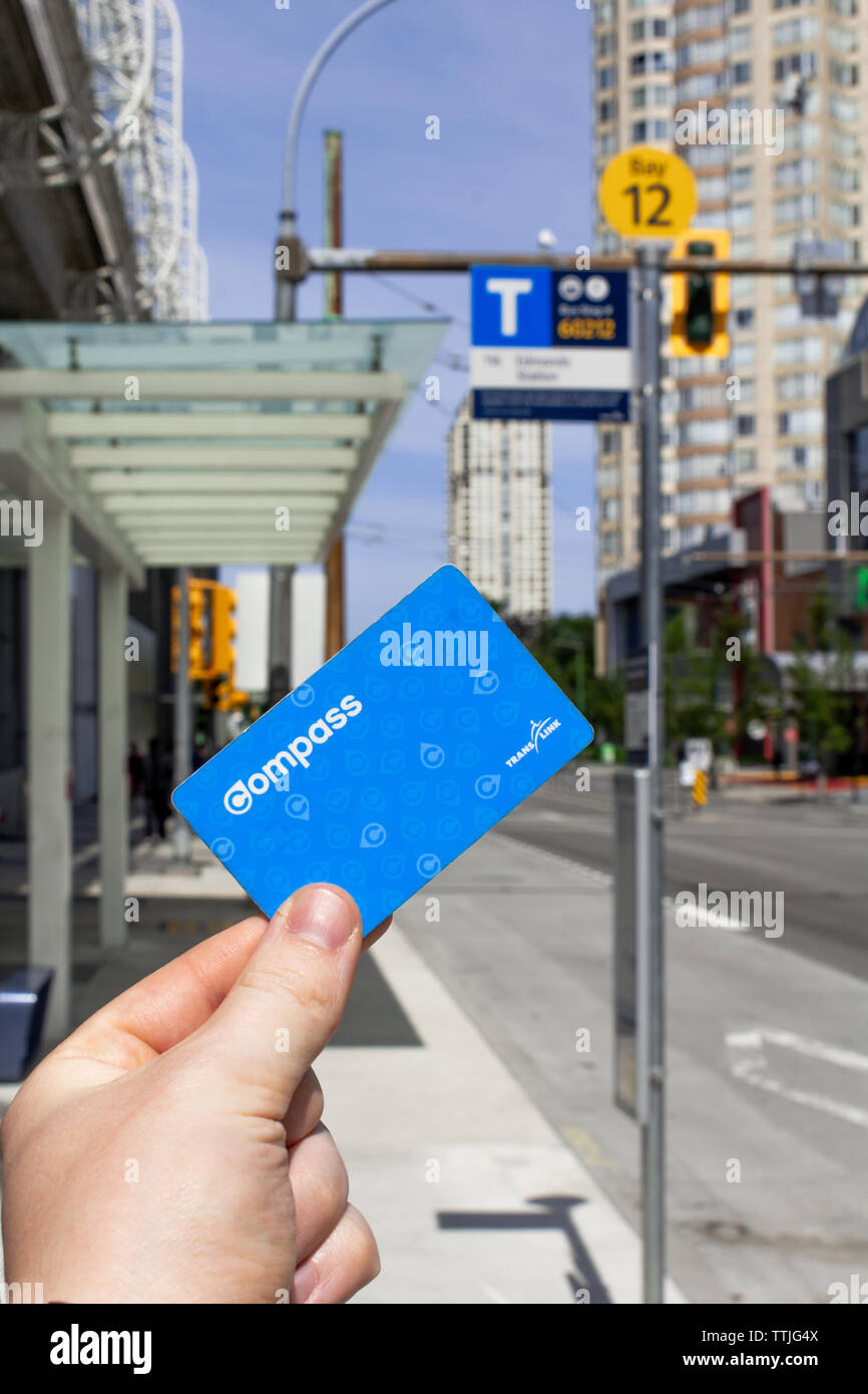 Burnaby, BC, Canada - 1 giugno 2019 - La mano che regge un Translink Compass Card Foto Stock