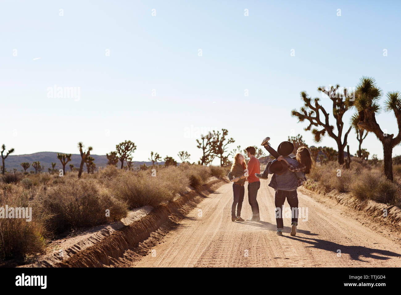 Felice coppie che vogliono godersi vacanze sulla giornata di sole Foto Stock