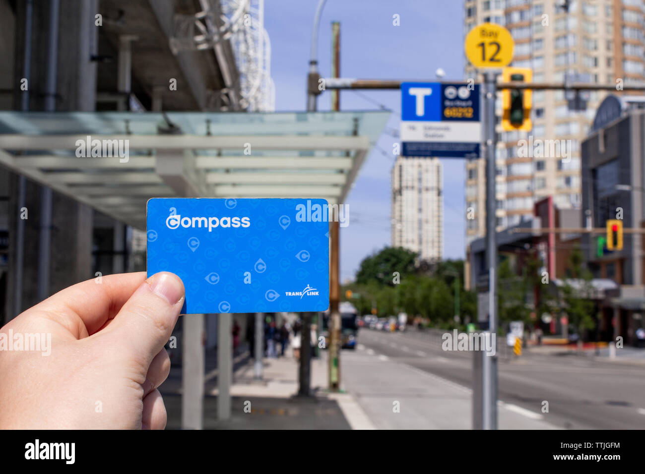 Burnaby, BC, Canada - 1 giugno 2019 - La mano che regge un Translink Compass Card Foto Stock