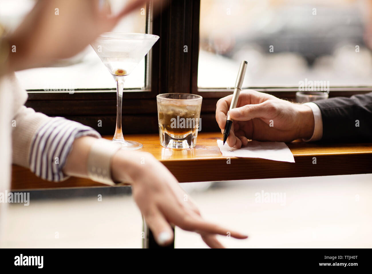 Immagine ritagliata di amici in bar Foto Stock