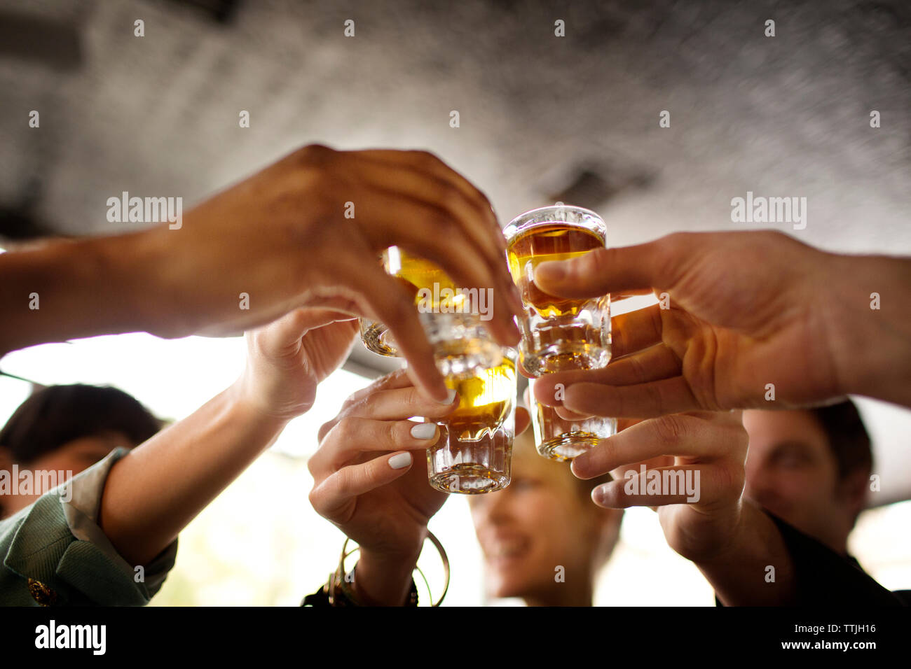 Amici godendo di tequila in bar Foto Stock