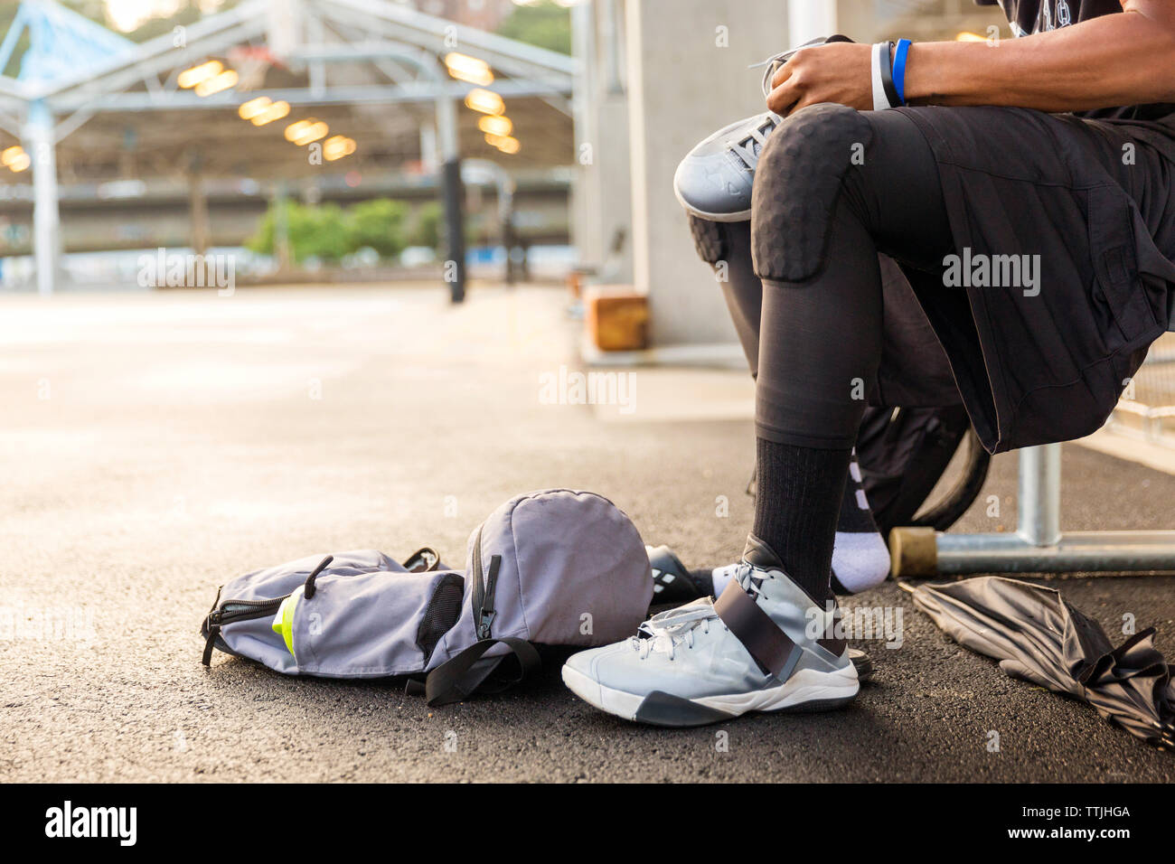 Sezione bassa giocatore seduto sul banco di prova in tribunale Foto Stock