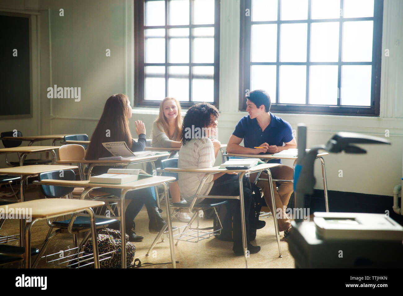 Amici seduti in classe Foto Stock