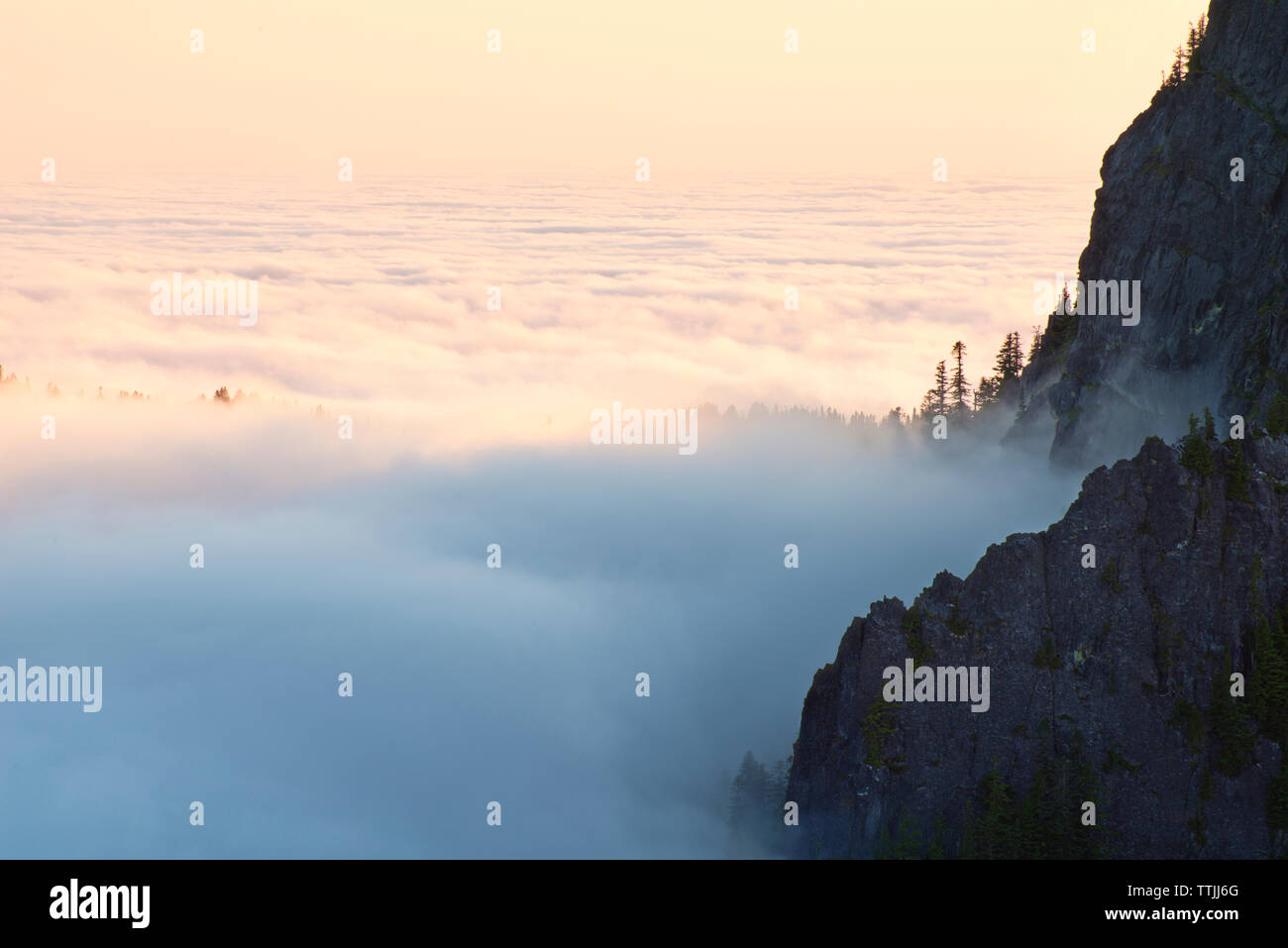 Vista di nuvole in mountain Foto Stock