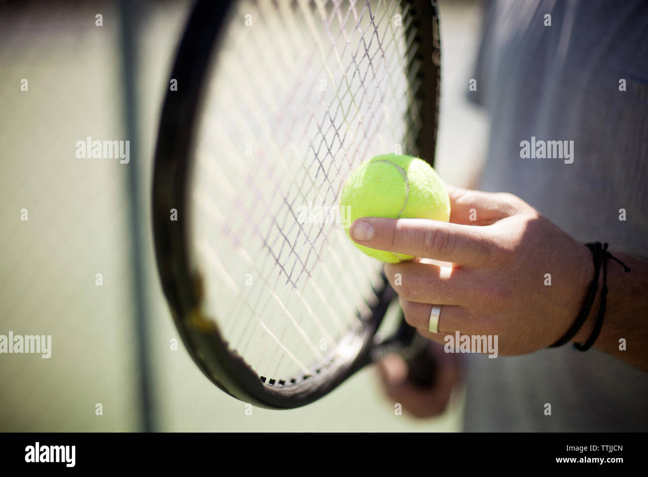 Sezione mediana dell'uomo gioca a tennis in tribunale Foto Stock