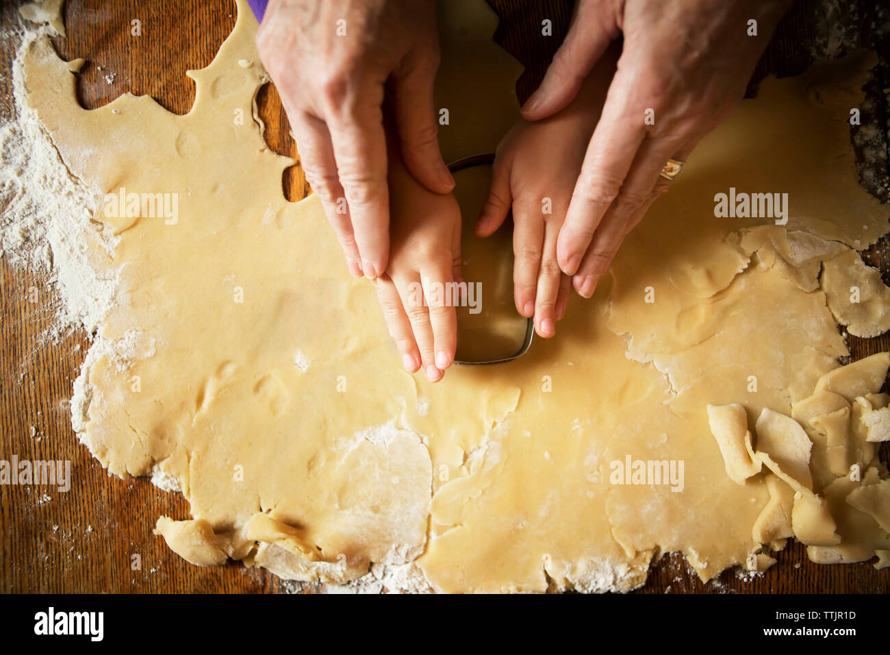 Immagine ritagliata di mani il taglio di pasta Foto Stock