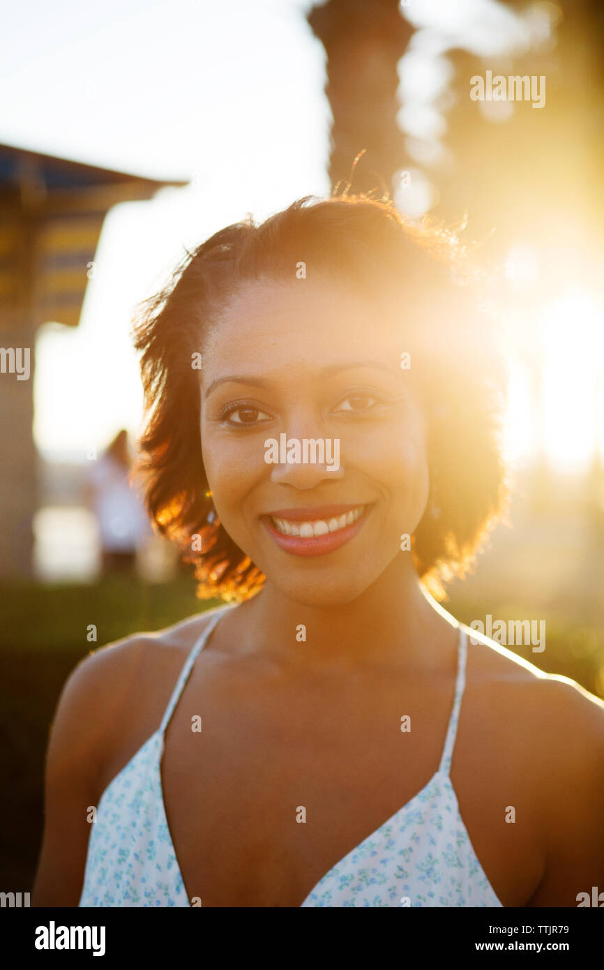 Ritratto di donna in piedi in città Foto Stock