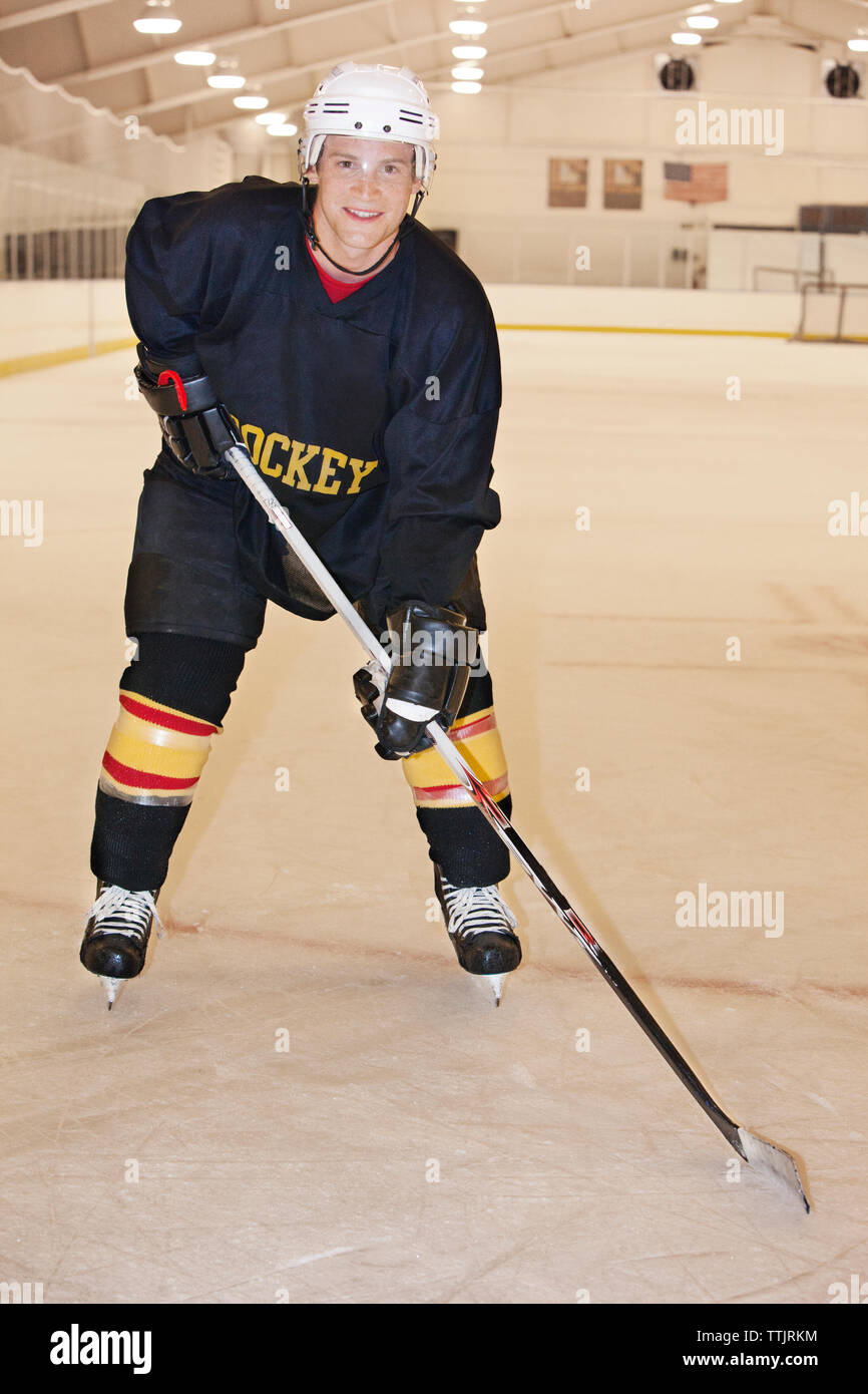 Ritratto di giocatore di hockey in ring Foto Stock