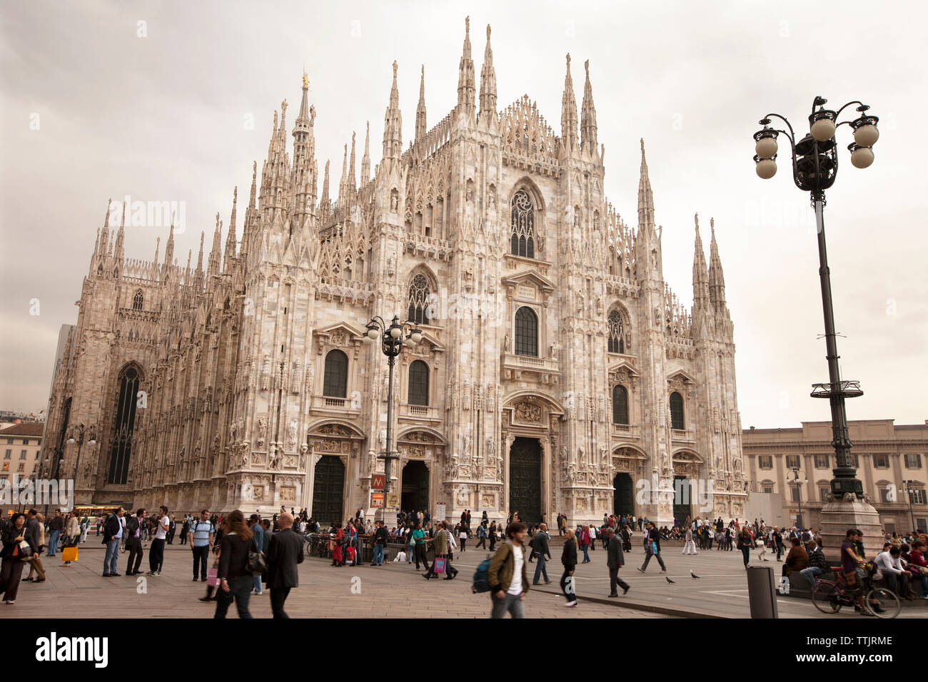 Tourist sulla strada dal Duomo di Milano contro il cielo Foto Stock