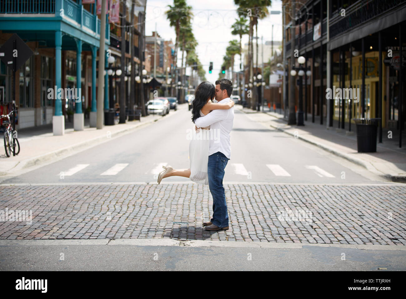 Coppia romantica baciare mentre in piedi su una strada di città Foto Stock