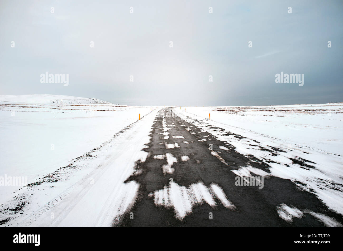 Vista panoramica della strada in mezzo coperto di neve campo Foto Stock