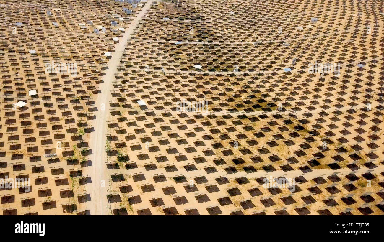 Solar Power Tower e specchi che concentrano i raggi del sole su una torre di collettore per la produzione di energie rinnovabili, esente da inquinamento energia, immagine aerea. Foto Stock