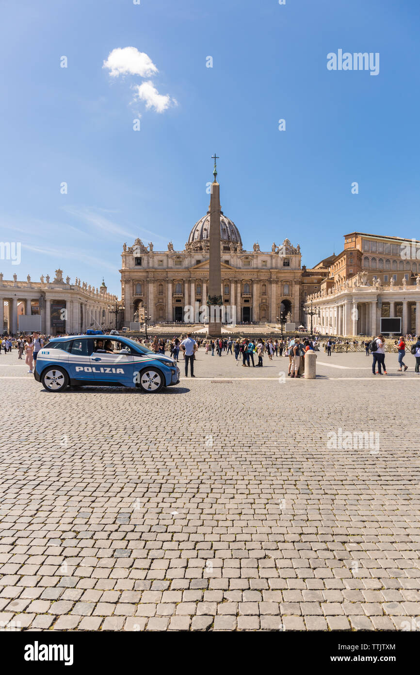 Città del Vaticano - Aprile 27, 2019: auto della polizia in Piazza San Pietro e Piazza di San Pietro, per la sicurezza delle persone. Foto Stock