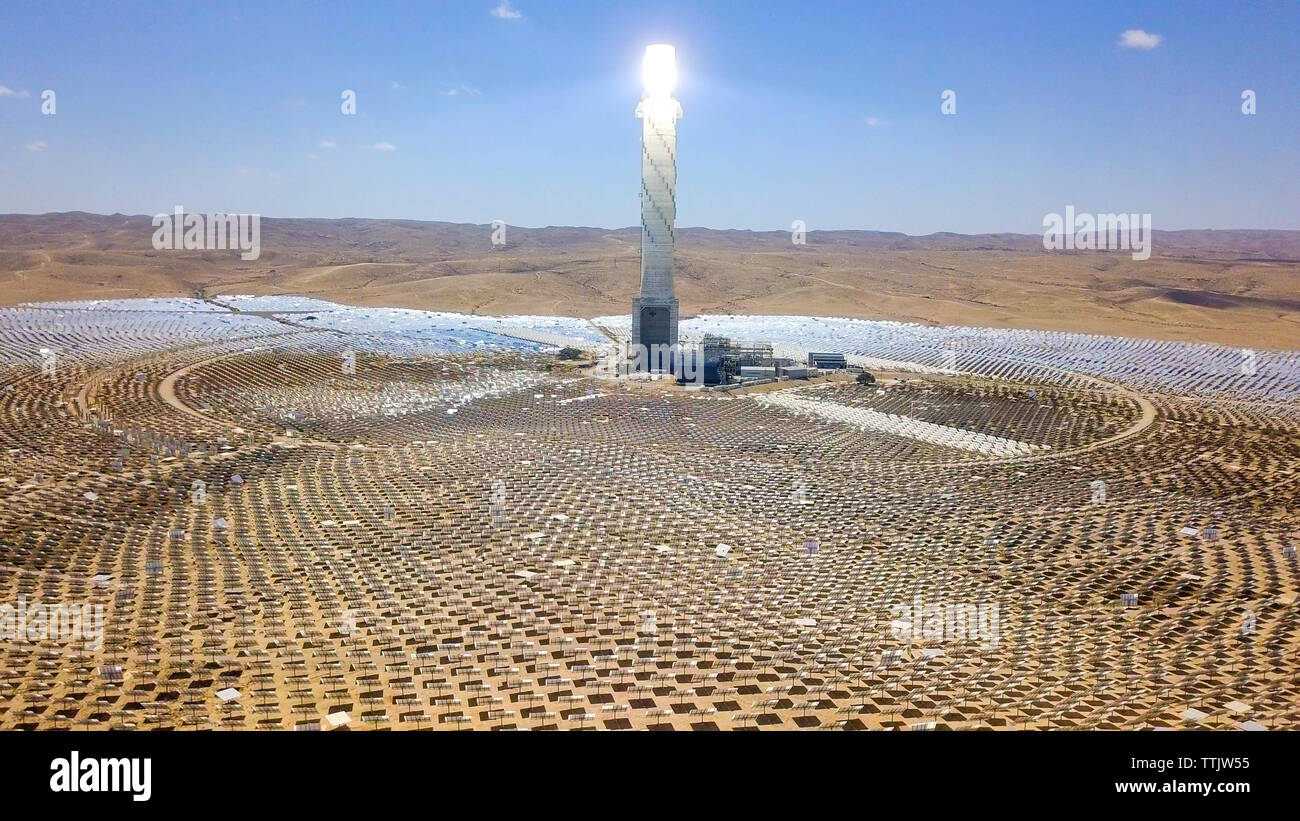 Solar Power Tower e specchi che concentrano i raggi del sole su una torre di collettore per la produzione di energie rinnovabili, esente da inquinamento energia, immagine aerea. Foto Stock