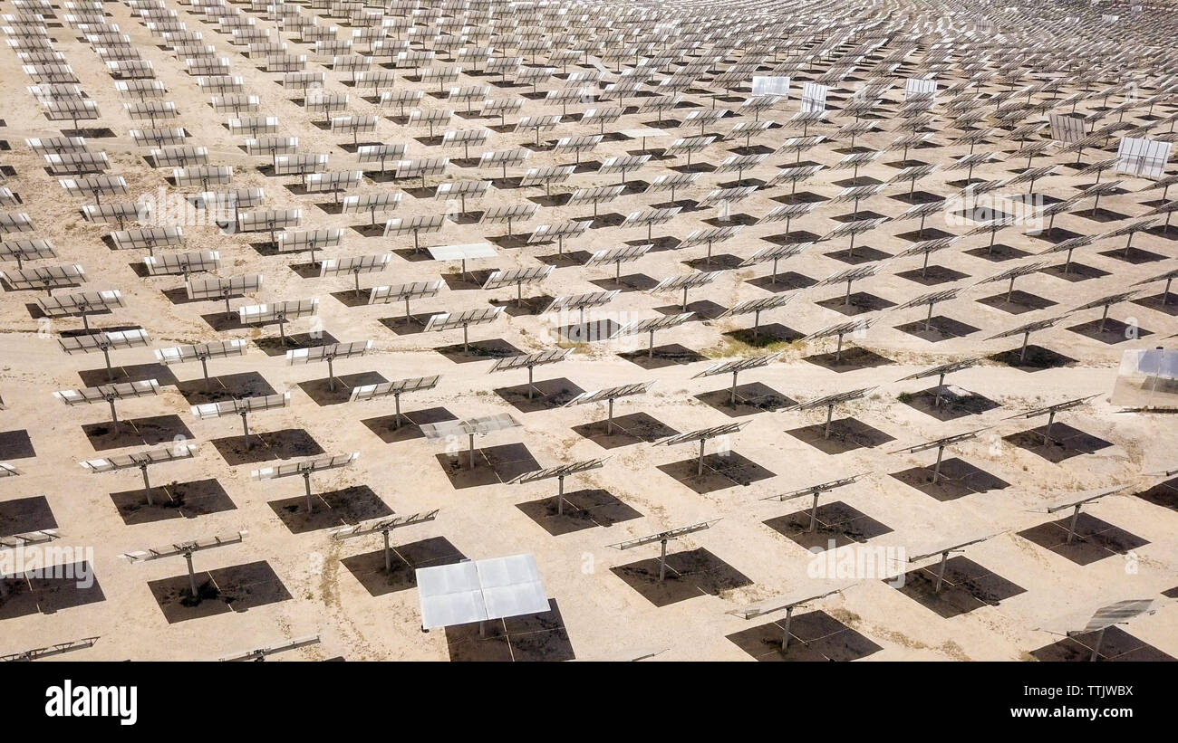 Solar Power Tower e specchi che concentrano i raggi del sole su una torre di collettore per la produzione di energie rinnovabili, esente da inquinamento energia, immagine aerea. Foto Stock