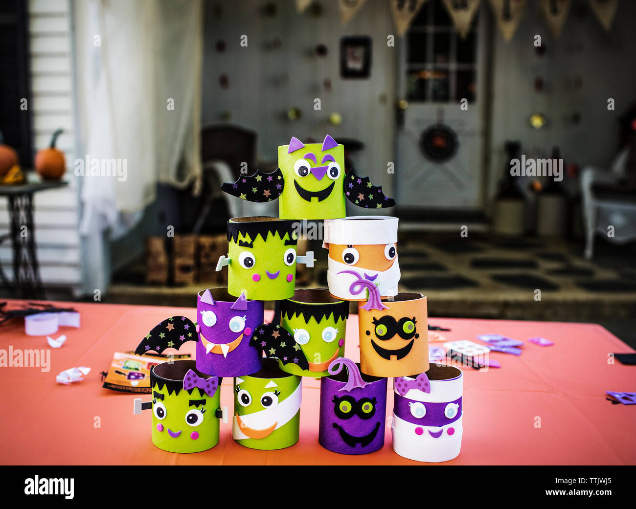 Pila di varie decorazione a tavola durante la festa di Halloween Foto Stock