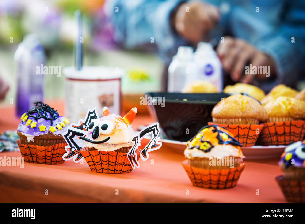 Varie decorate i muffin al tavolo durante la festa di Halloween Foto Stock