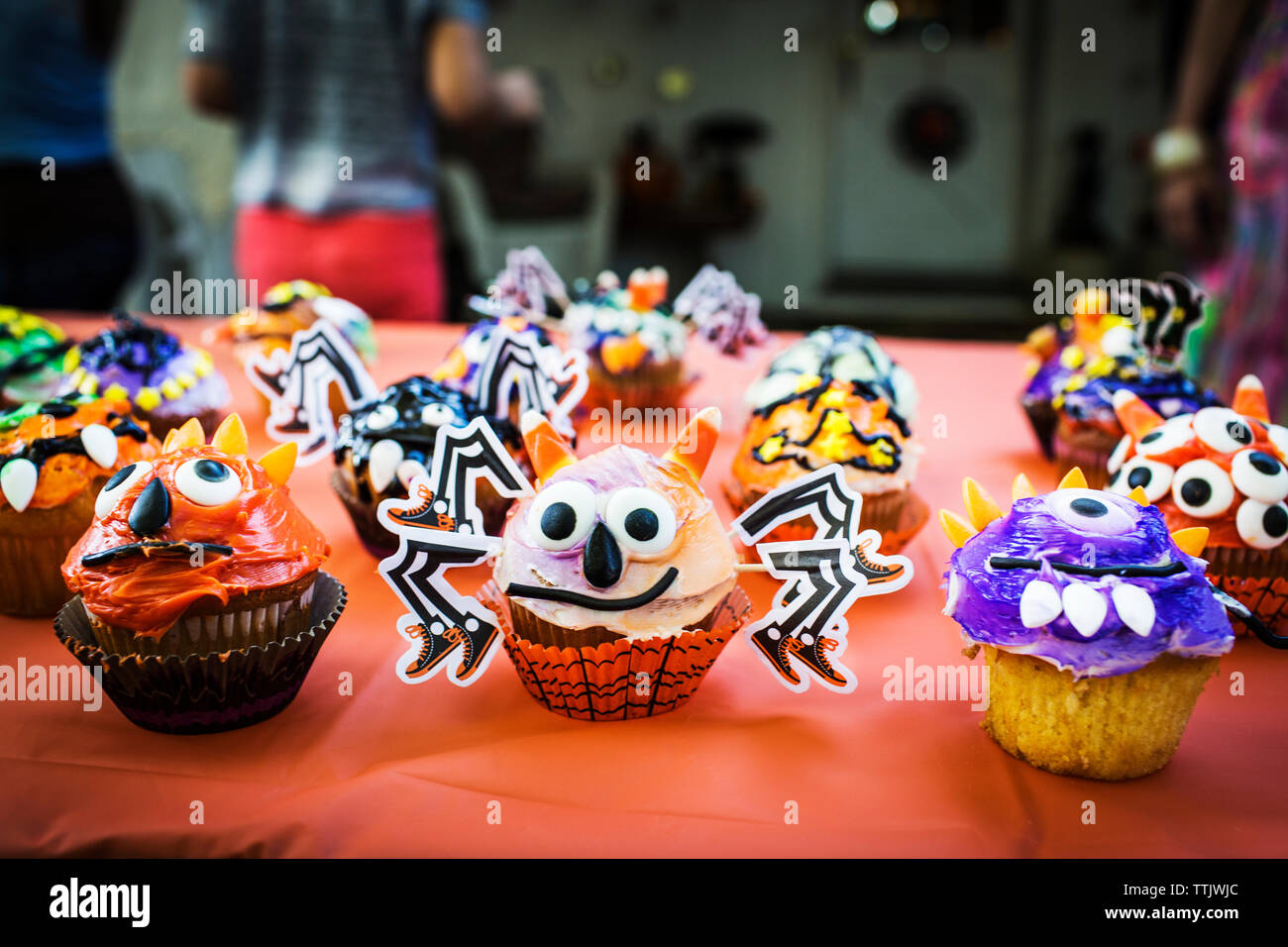 Varie decorate i muffin al tavolo durante la festa di Halloween Foto Stock