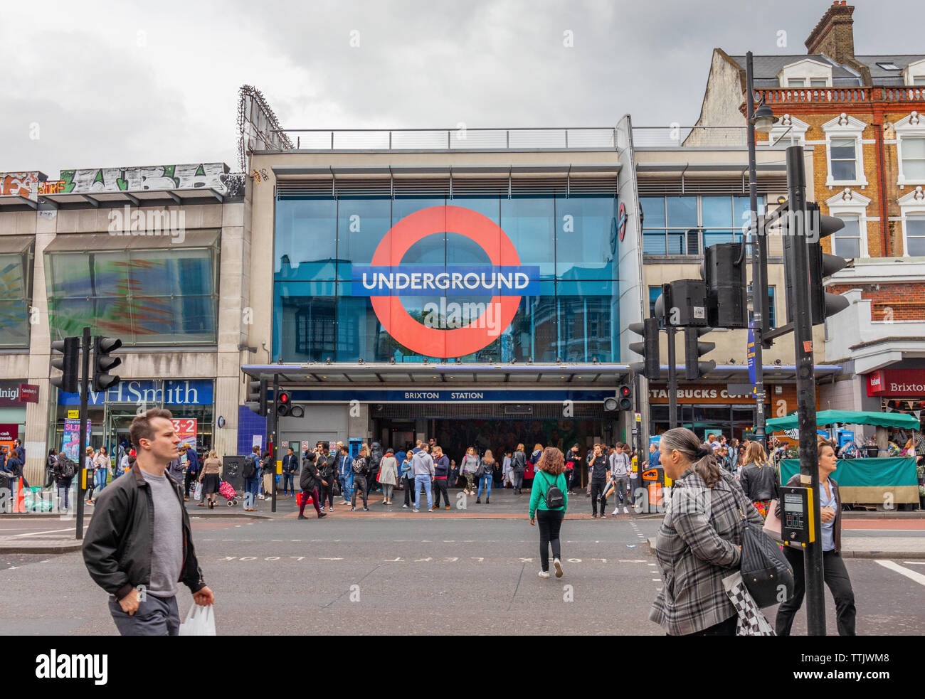 London, Regno Unito - 15 Giugno 2019 - Ingresso a Brixton la stazione della metropolitana sulla linea Victoria Foto Stock