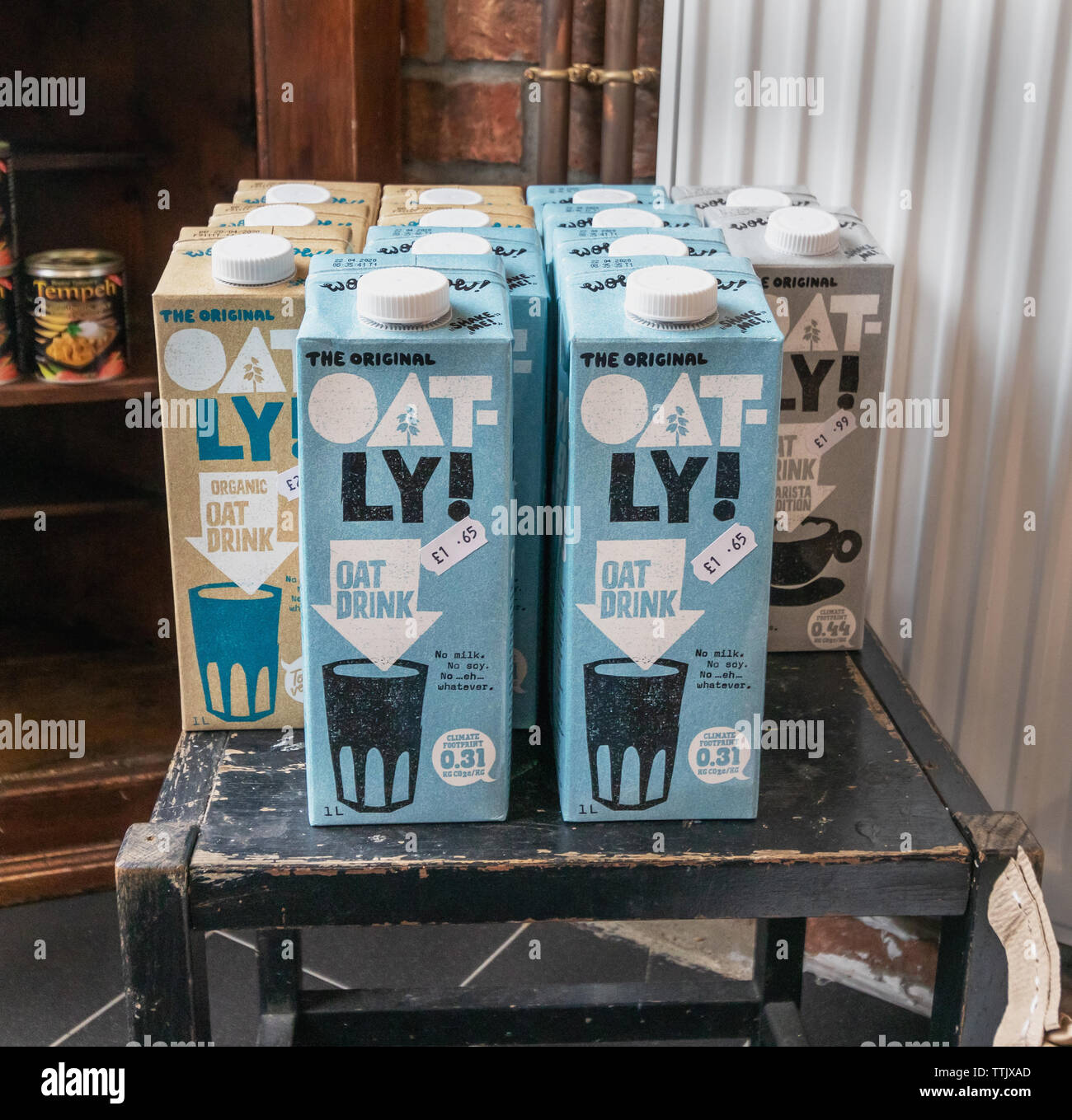 London / UK - 15 Giugno 2019 - Collezione di Oatley cartoni di un chicco d' avena drink alternativa di latte Foto Stock