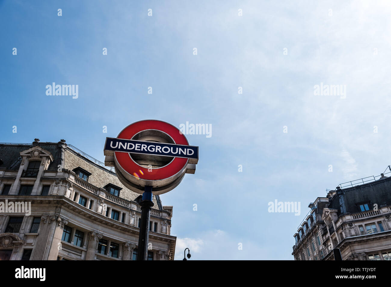 London, Regno Unito - 15 Maggio 2019: basso angolo di visione del segno della metropolitana di Oxford Circus contro il cielo una giornata di sole Foto Stock