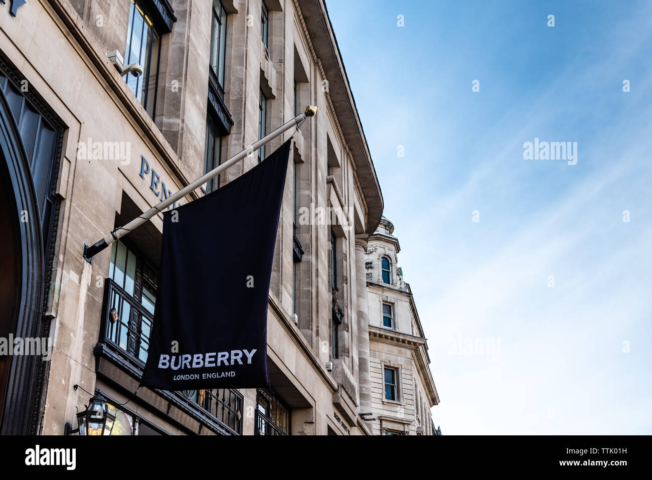 London, Regno Unito - 15 Maggio 2019: Burberry luxury fashion retail store in Regent Street. Un high end brand britannico la vendita di lusso costoso articoli di moda Foto Stock