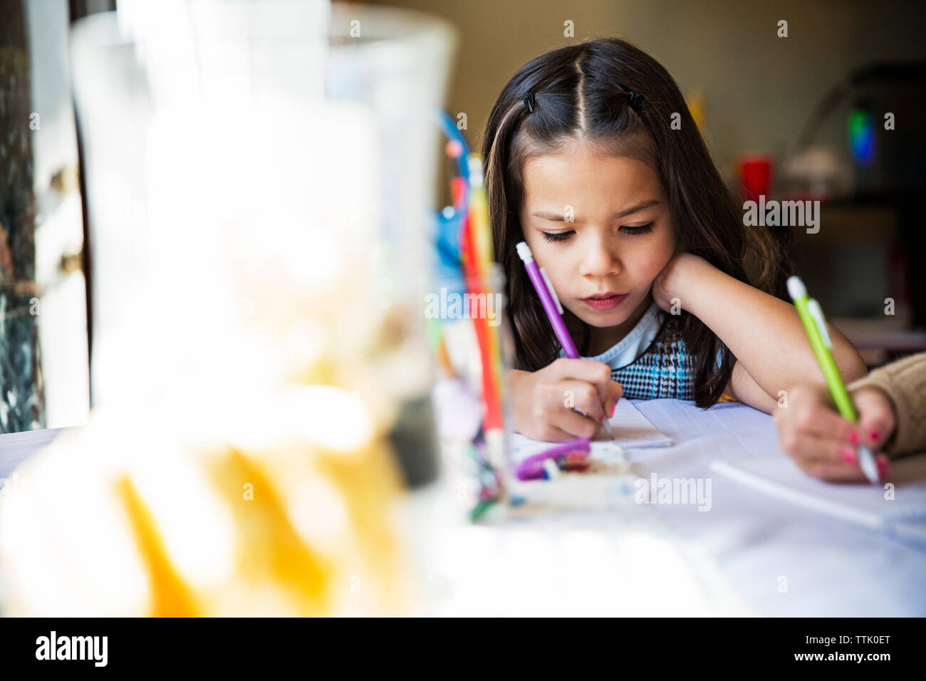 Ragazza studiare seduti a tavola Foto Stock