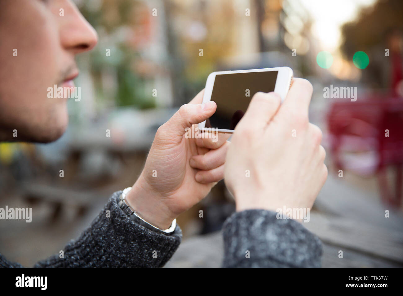 Immagine ritagliata dell'uomo utilizzando il telefono cellulare Foto Stock