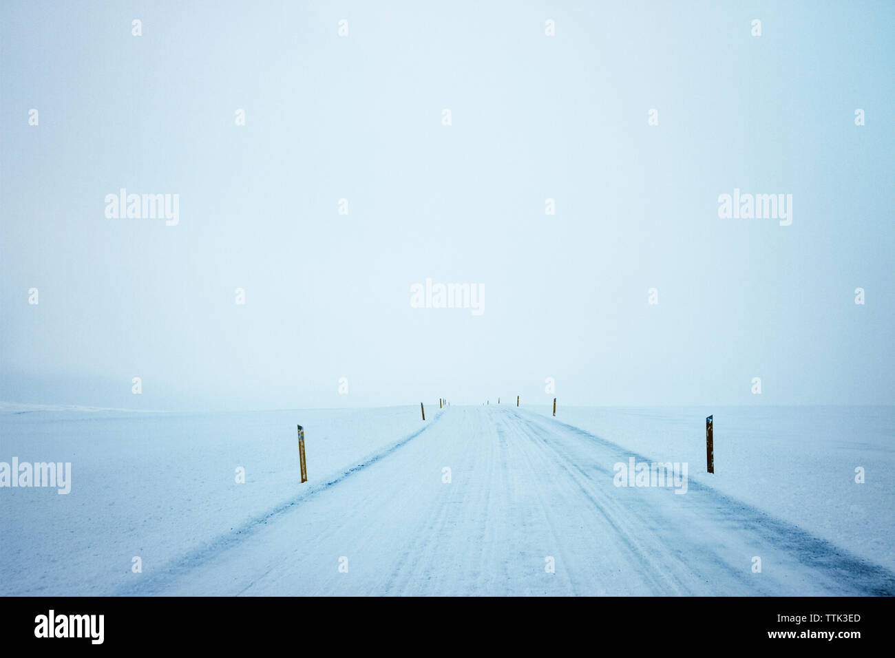 Strada coperta di neve contro sky Foto Stock