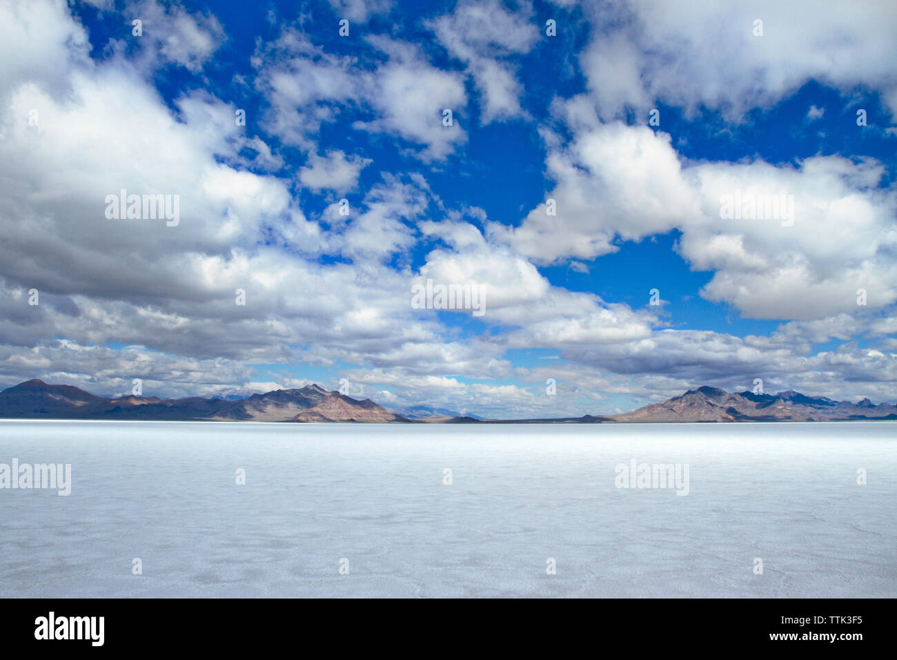 Vista panoramica del campo nevoso contro il cielo nuvoloso Foto Stock