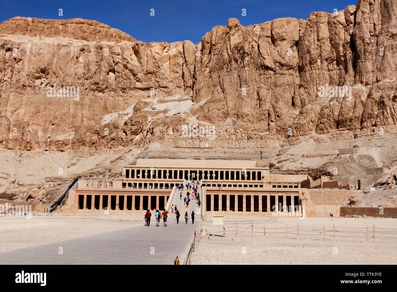 I turisti al Tempio di Hatshepsut Foto Stock