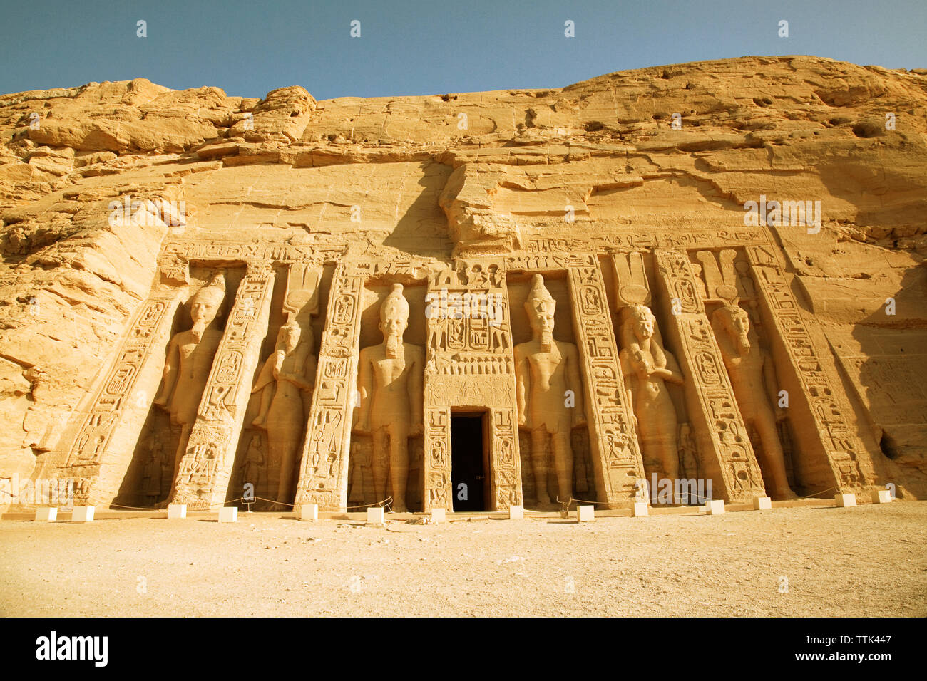 Basso angolo vista di Nefertari il tempio di Hathor contro il cielo chiaro Foto Stock
