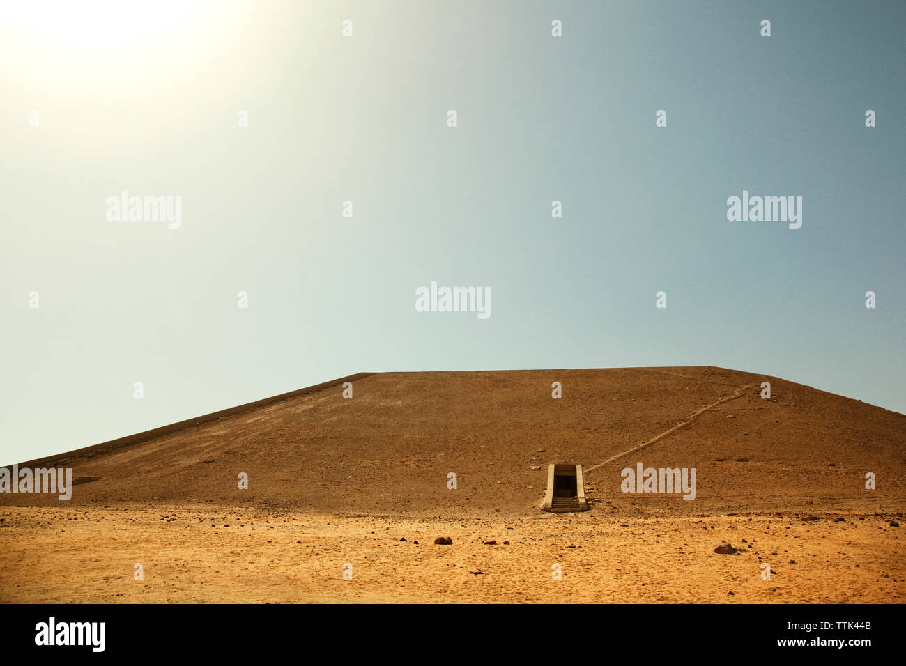 Basso angolo vista del tempio di Abu Simbel contro il cielo chiaro Foto Stock