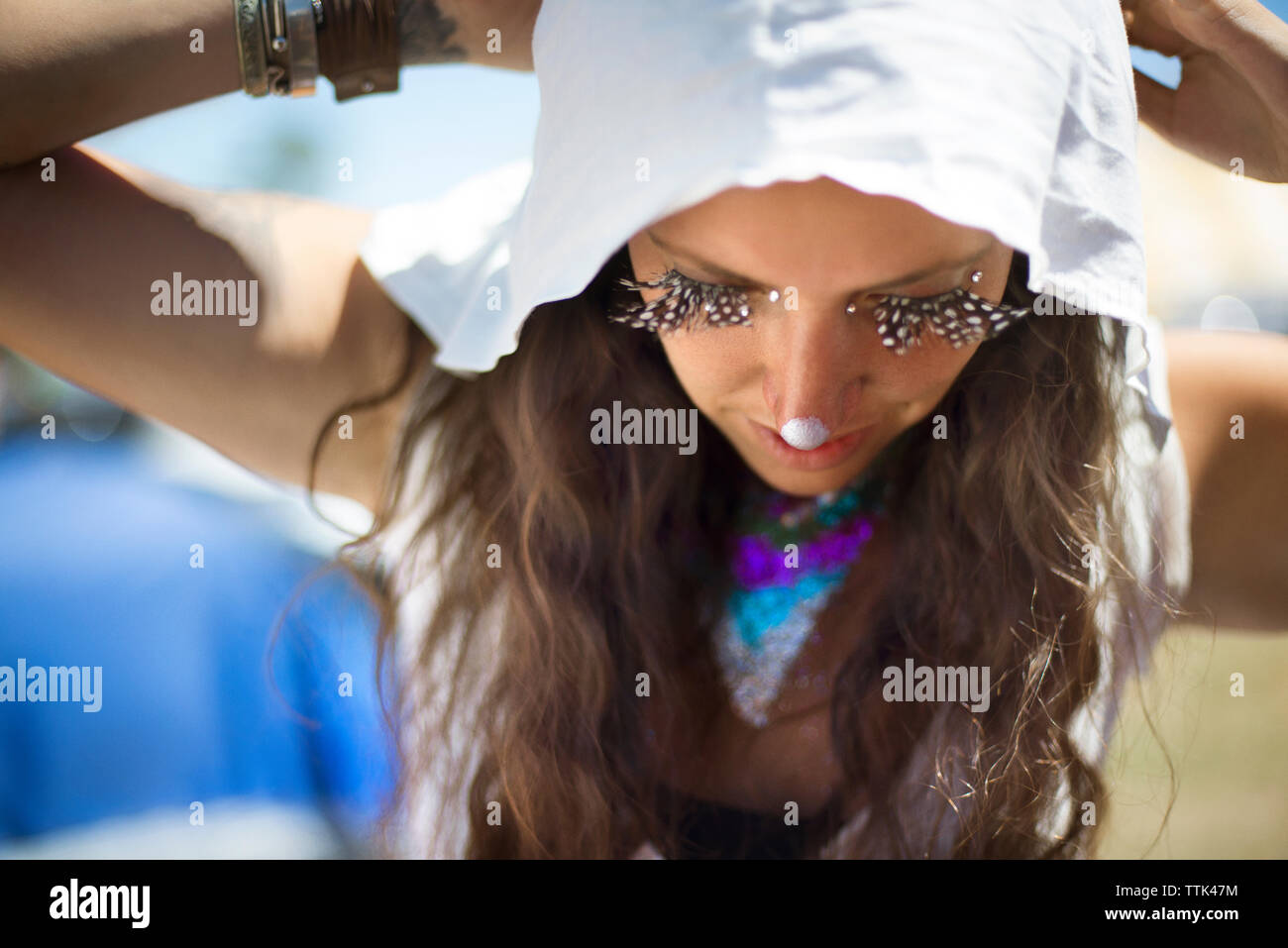 Elevato angolo di visione della donna con la faccia di vernice e di falso in corrispondenza di ciglia evento tradizionale Foto Stock