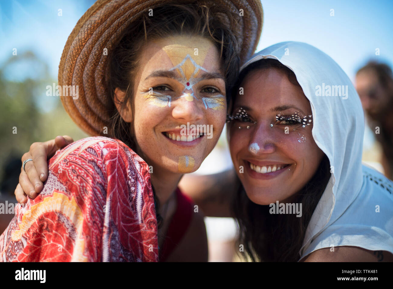 Ritratto di amici sorridente con vernice di faccia al caso tradizionale Foto Stock