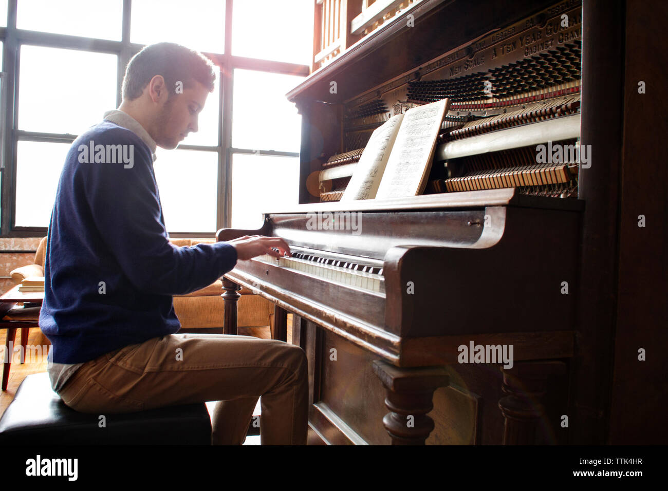 Uomo che suona il pianoforte e usa il suo tablet con spartiti su Foto stock  - Alamy