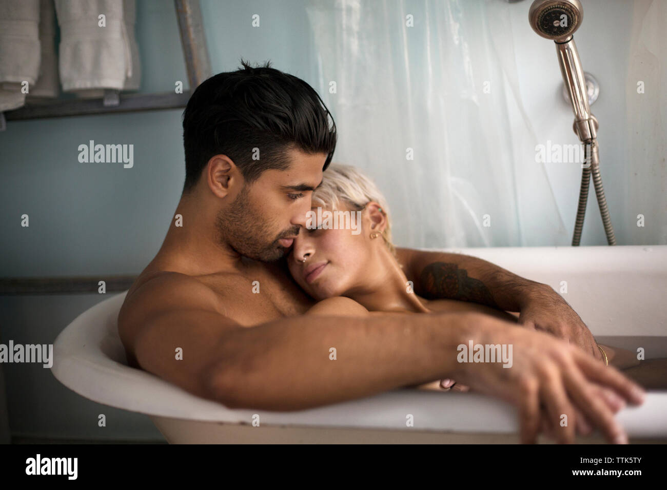 Coppia giovane relax nella vasca da bagno a casa Foto stock - Alamy