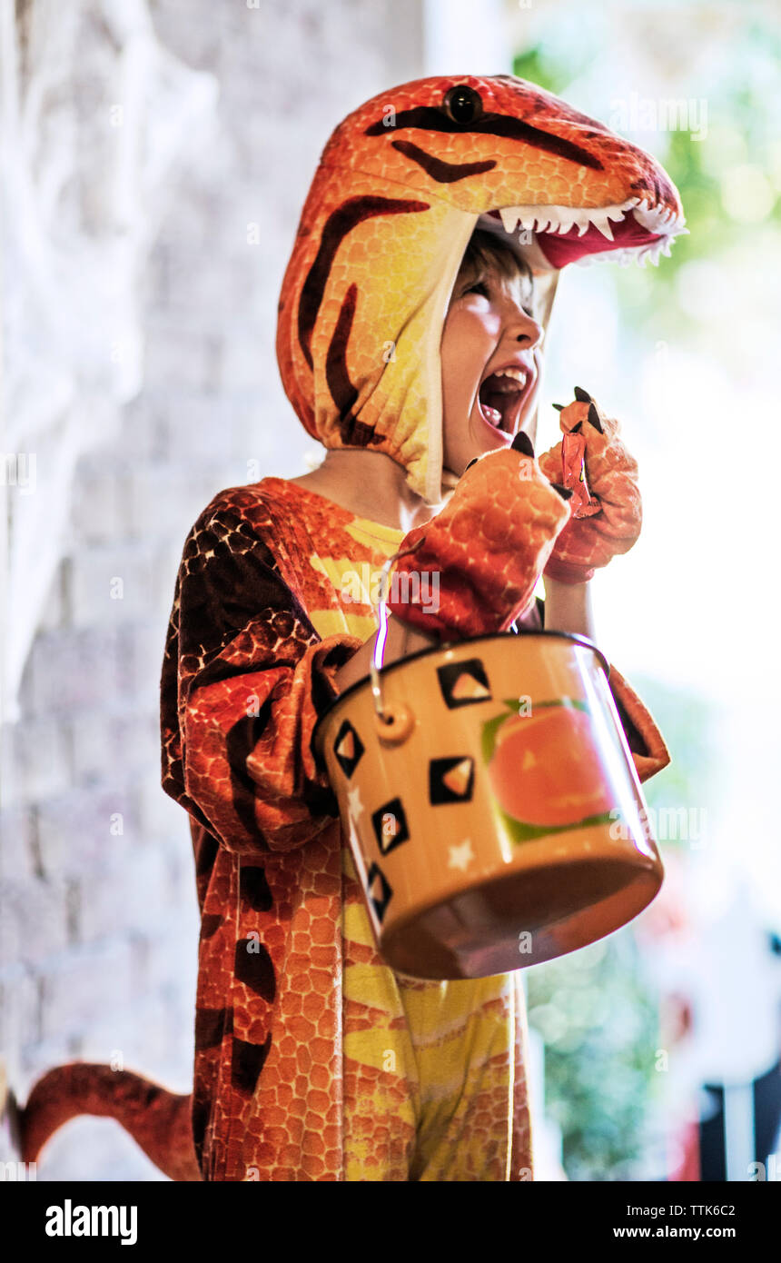 Ragazzo vestito in costume di drago per la festa di Halloween Foto Stock