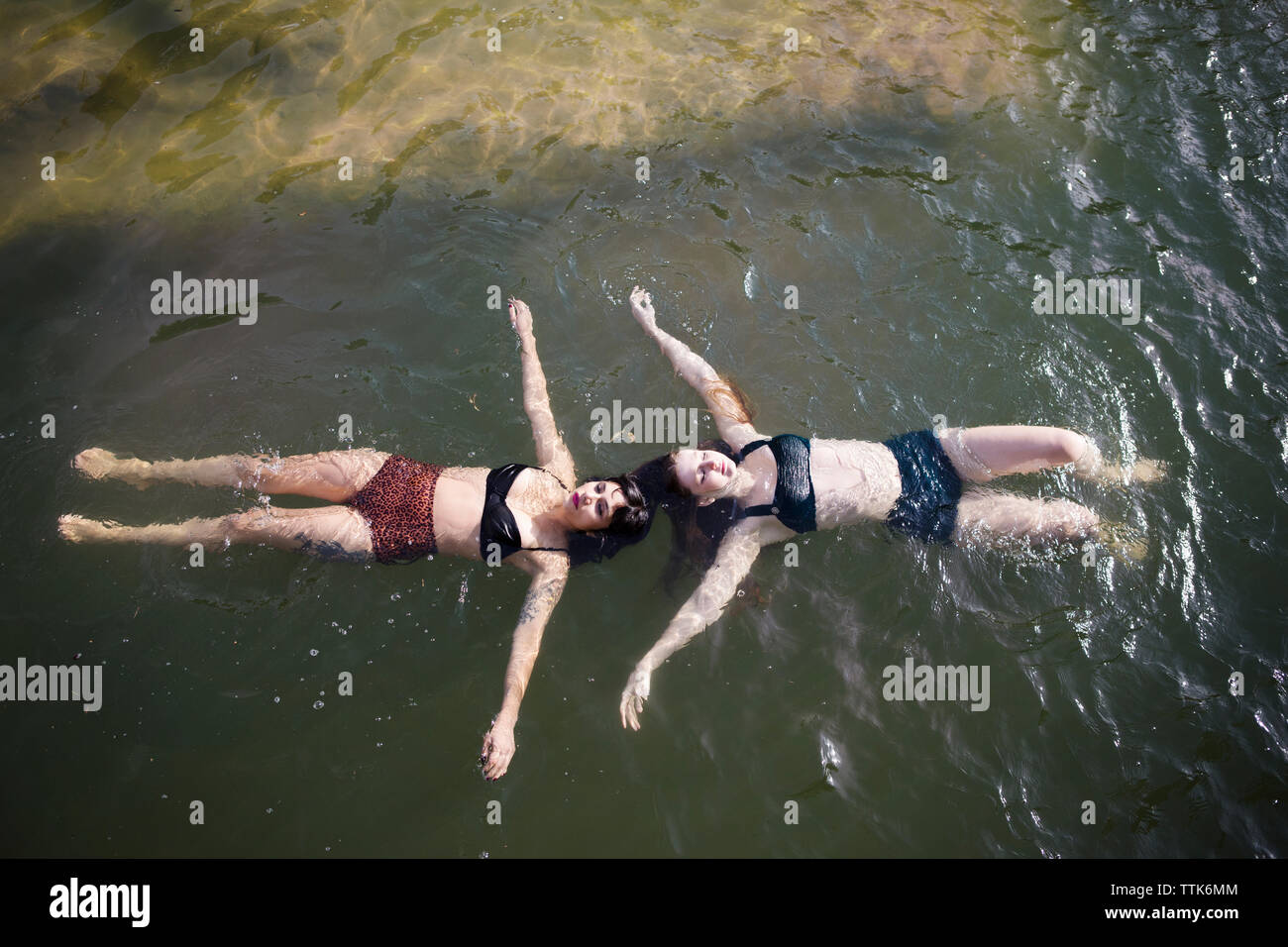 Angolo di alta vista di amici galleggiante sull'acqua nel lago Foto Stock