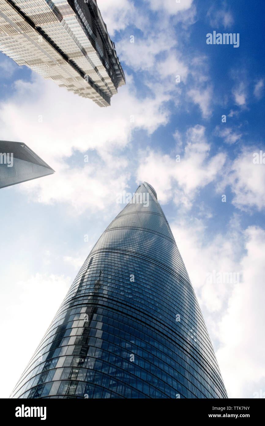 Basso angolo vista di Shanghai Tower e la Torre di Jin Mao contro sky Foto Stock