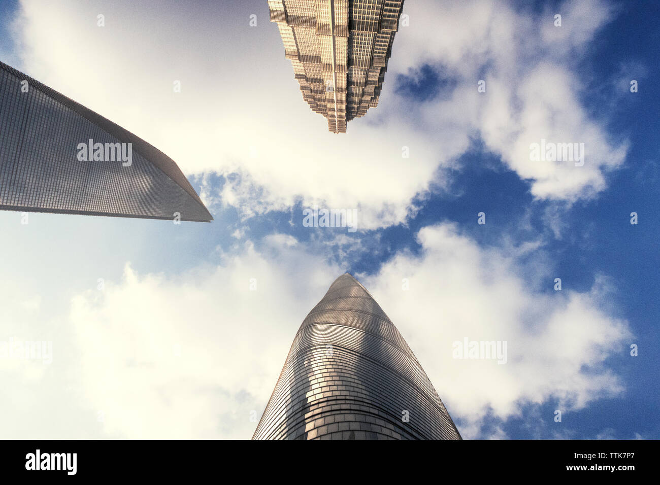 Basso angolo vista di Shanghai Tower con il World Financial Center di Shanghai e la Torre di Jin Mao contro sky Foto Stock