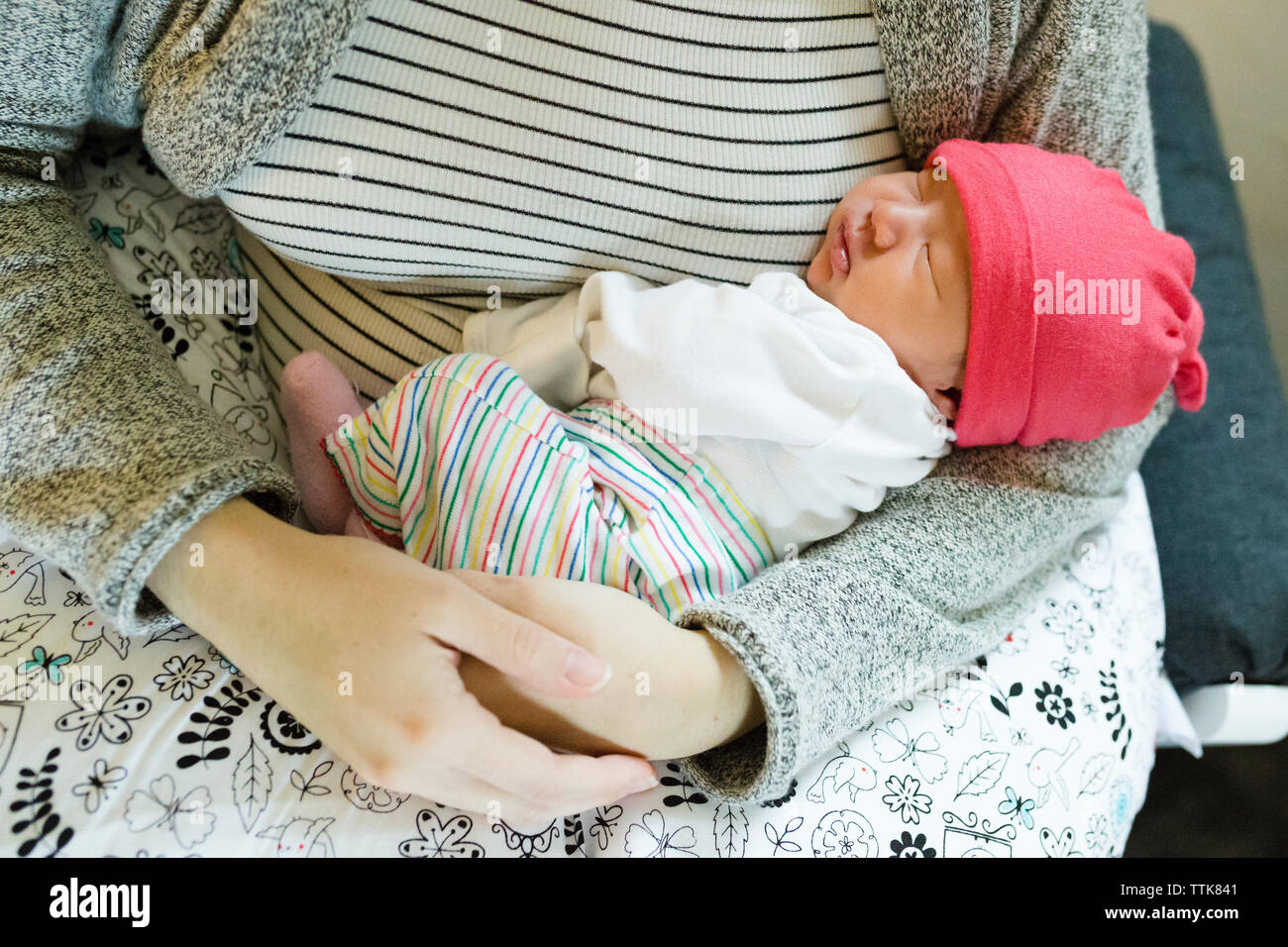 Mamma seduta con in braccio neonato immagini e fotografie stock ad alta  risoluzione - Alamy
