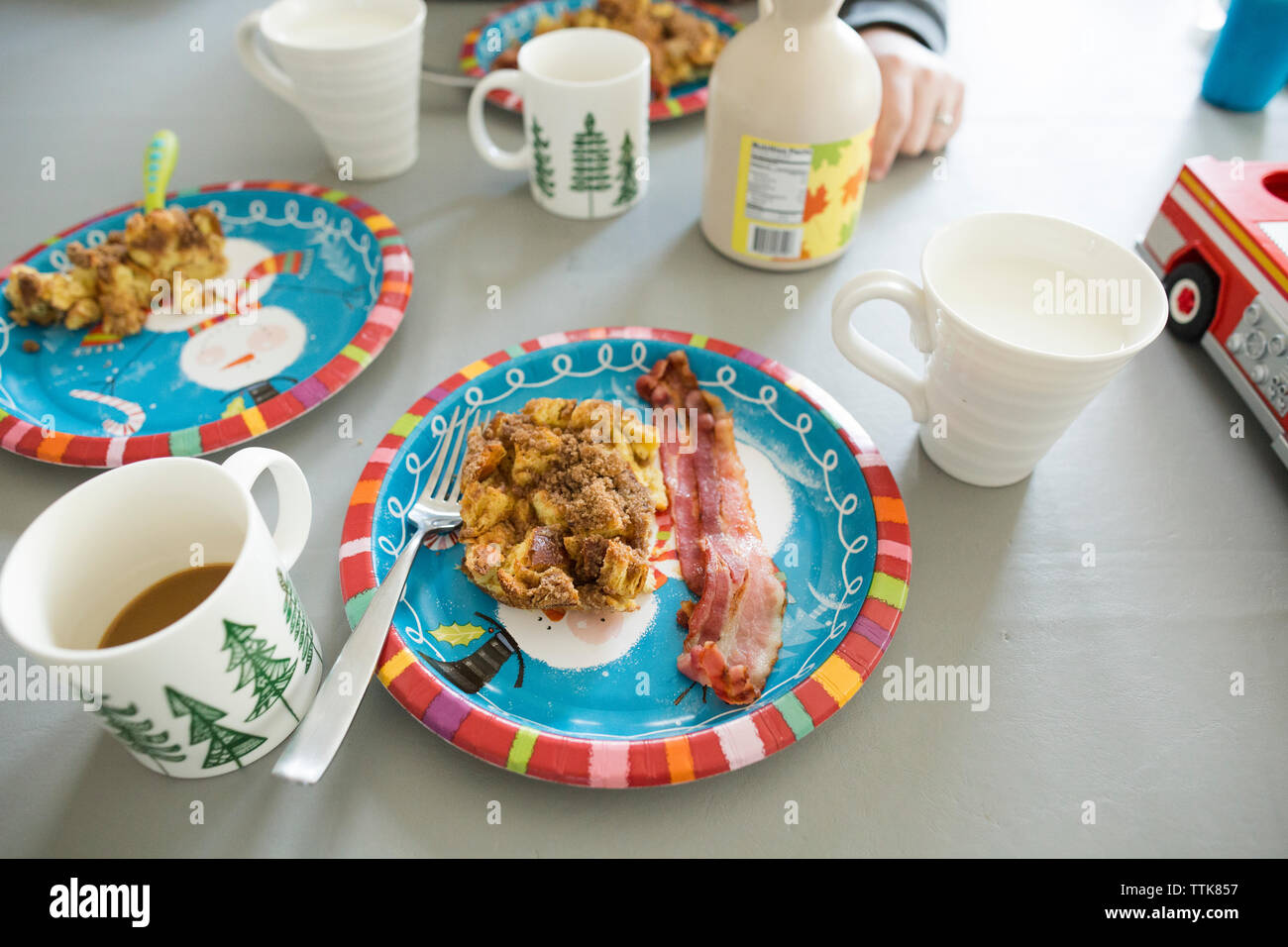 Natale e inverno colazione a tema esposte sul tavolo Foto Stock