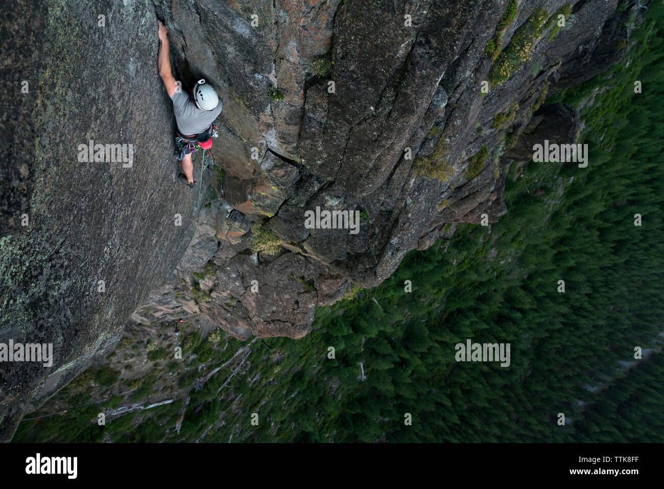 Elevato angolo di visione di un escursionista rock climbing Foto Stock