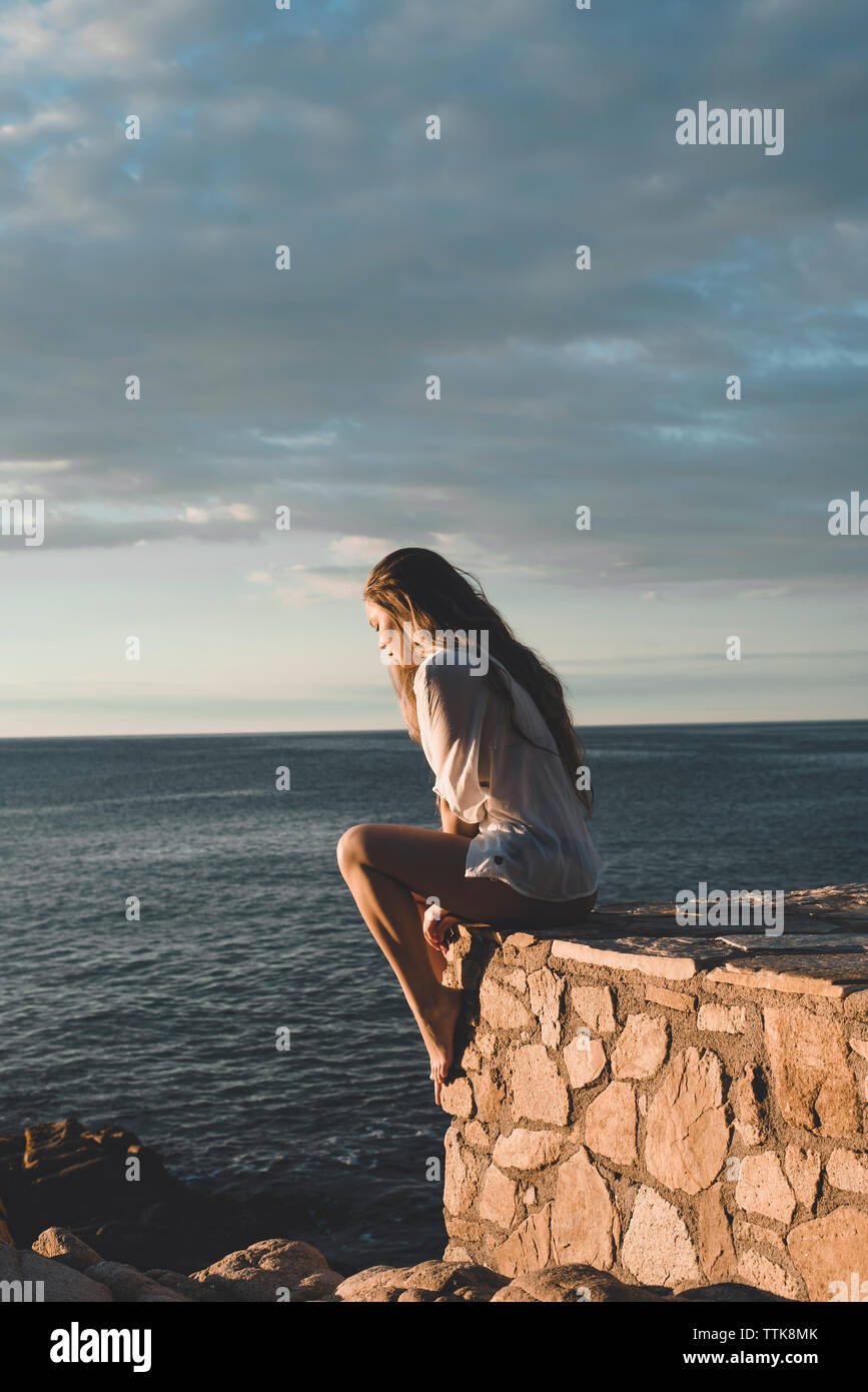 Ragazza seduta sul mare al tramonto immagini e fotografie stock ad alta  risoluzione - Alamy