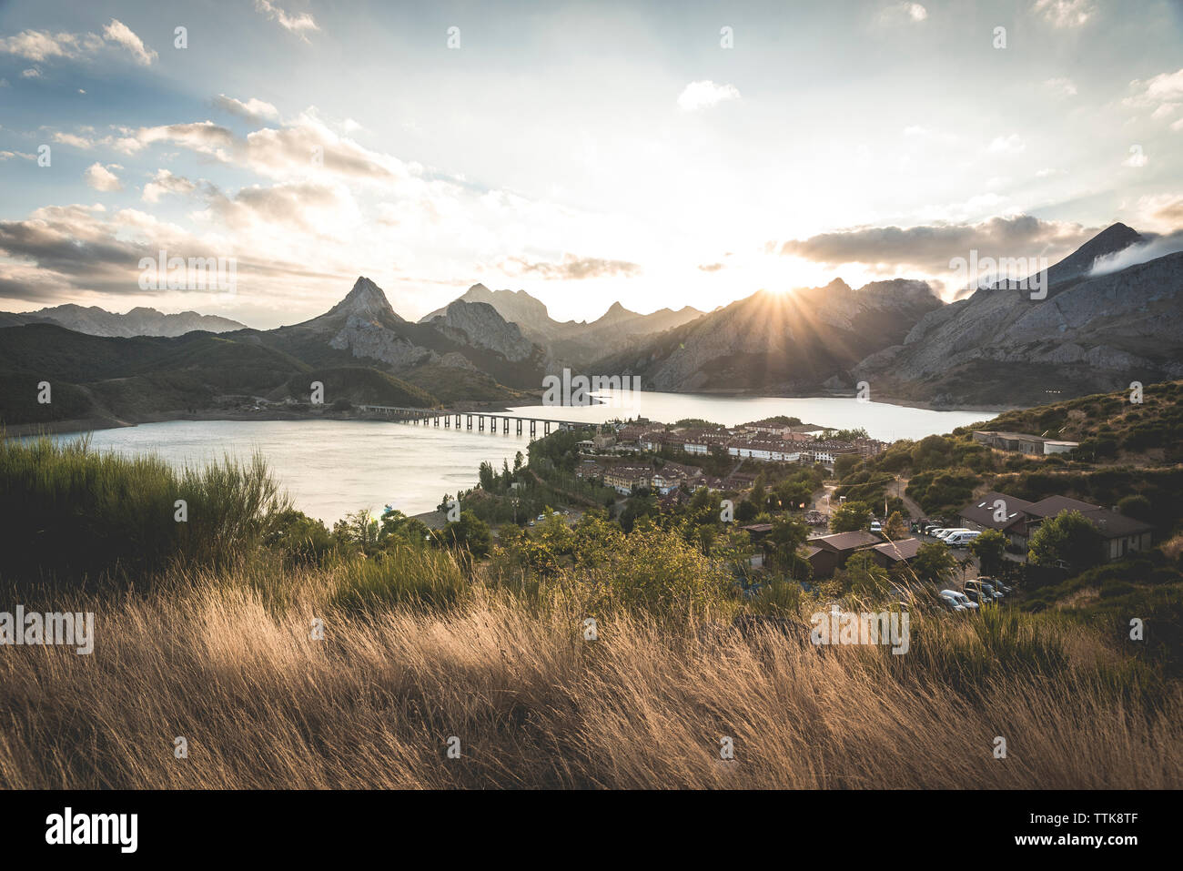 Angolo di alta vista del ponte sul fiume da montagne contro il cielo Foto Stock