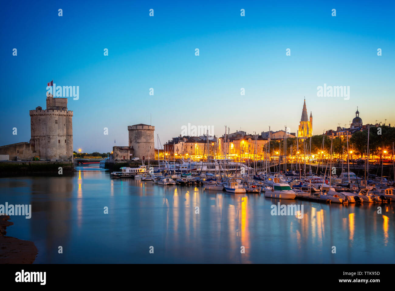 Il vecchio porto di La Rochelle, Francia durante la notte Foto Stock