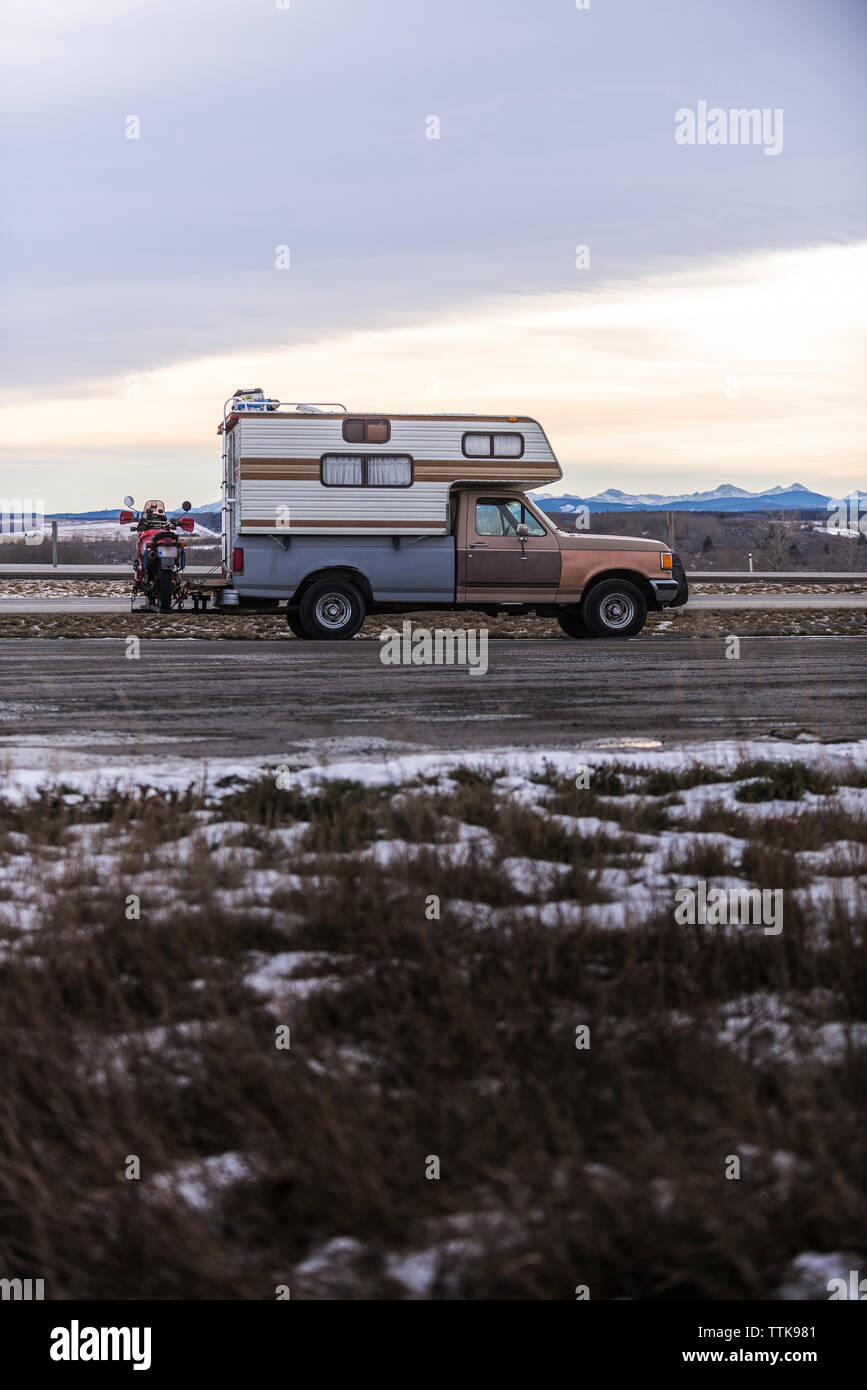 Camper Carrello con Touring moto parcheggiata accanto all'autostrada, veduta laterale Foto Stock