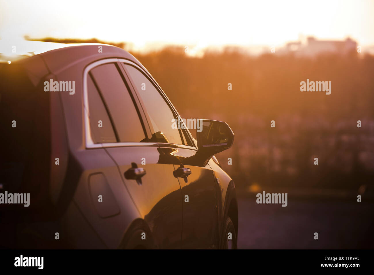 Vista laterale di un'auto di lusso al tramonto Foto Stock